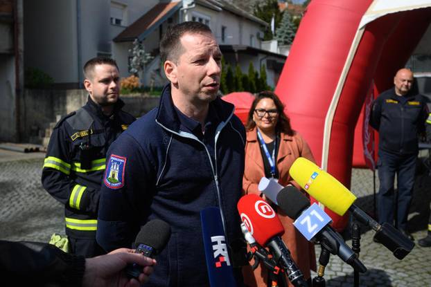 Zagreb: Demonstracija suradnje vatrogasne postrojbe i robotskog psa Unitree Go2 