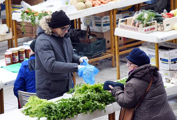Bogata ponuda na gradskoj tržnici u Sisku