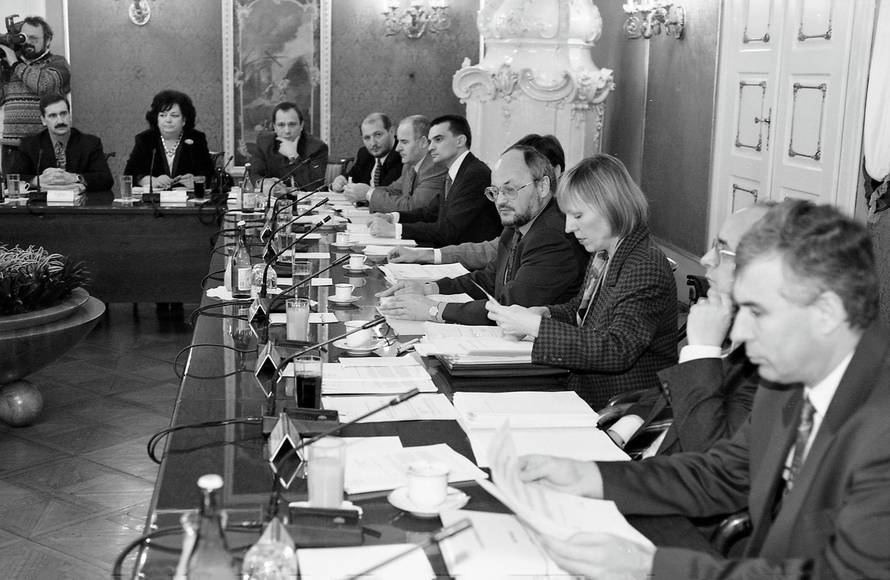 Zagreb: Sjednica Vlade Republike Hrvatske, dobit javnih poduzeća državi, 27.03.1996.