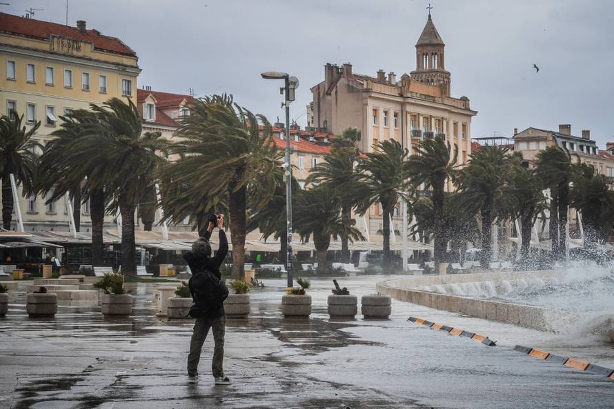 Split: Orkansko jugo potopilo rivu te stvaralo probleme u pomorskom prijevozu