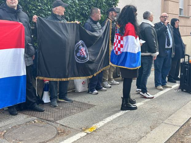 FOTO Otužan skup desničara: Keleminec pušta Thompsona, netko ih je gađao jajima