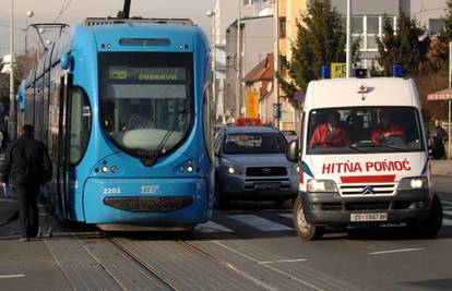 Zagreb: Tramvaj naletio na mladića i ozlijedio mu nogu