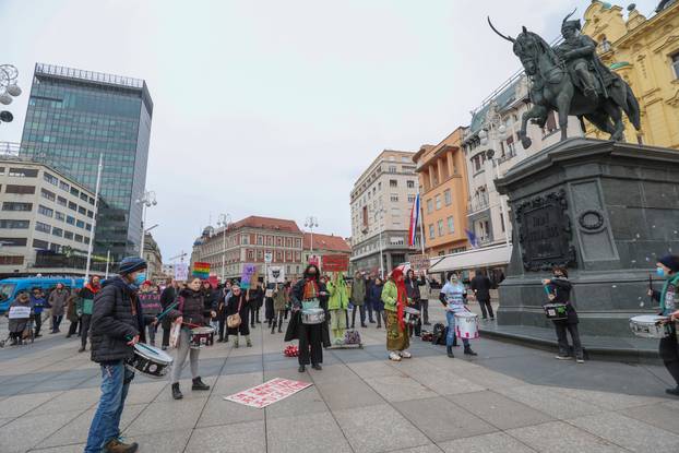 Zagreb: I danas molitelje na Trgu ometali bukom i prosvjedom