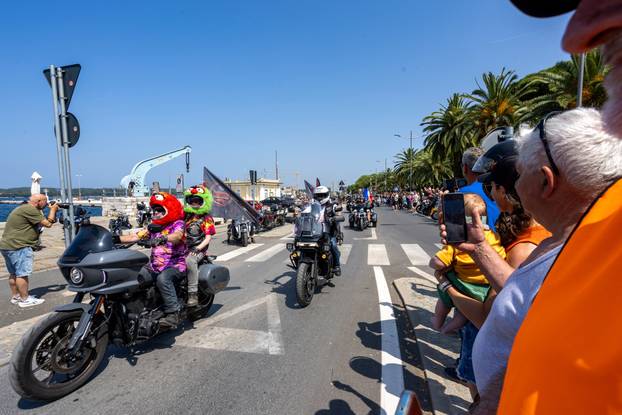 Nekoliko tisuća vlasnika Harley Davidsona prolazi kroz Pulu u defileu