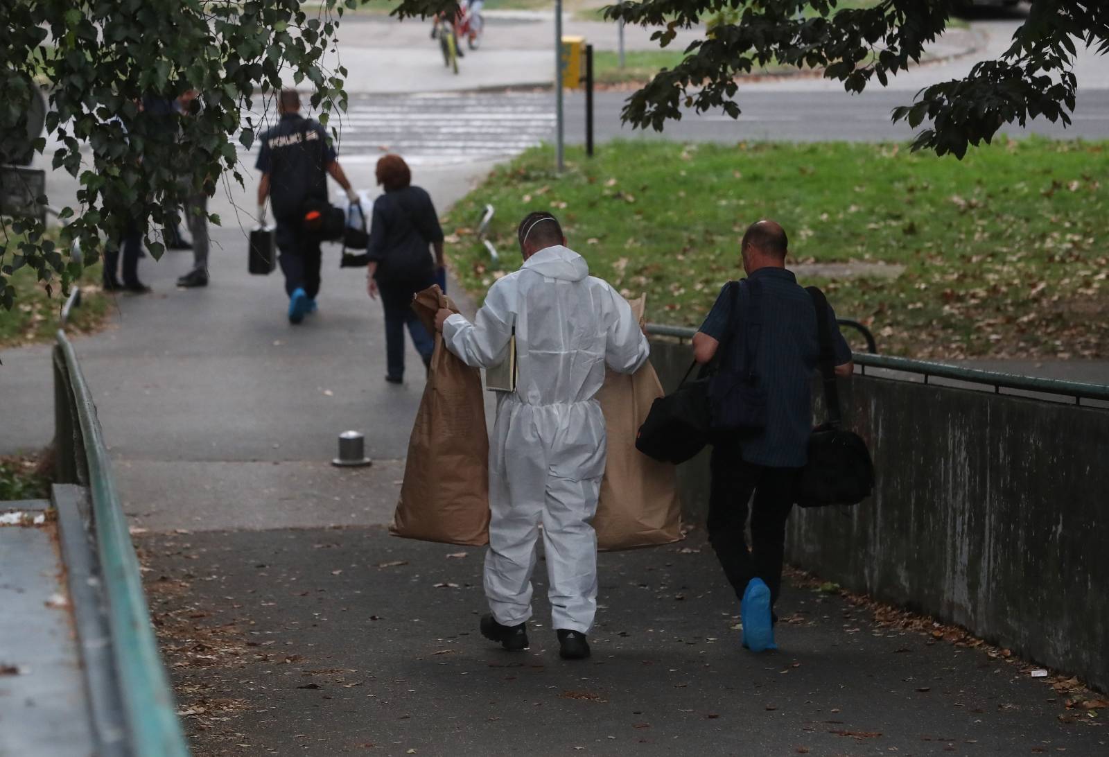 Zagreb: Policijski očevid na Savici gdje su pronađena dva muška tijela