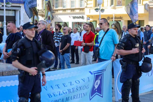 Zagreb: Molitelji na glavnom gradskom trgu