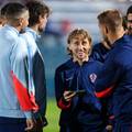 FOTO Modri&cacute; se zabavljao na mobitelu, a klinac '&zcaron;icao' dres. Zbog kazne stadion nije bio pun