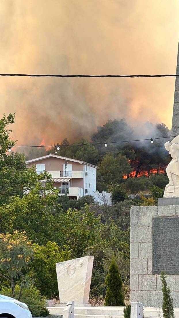 BUKTINJA U VINIŠĆU Vatrogasci spasili kuće od požara. Nebo kod Trogira prekrio je gusti dim