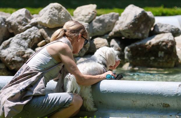 Zagreb: Centar grada tijekom blagdana, građani uživaju u hladu Zrinjevca
