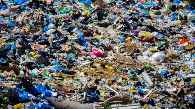 Odlagalište otpada nedaleko od Komiže na otoku Visu