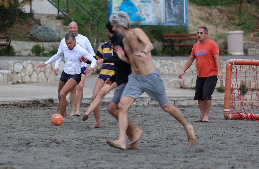 Split: Unatoč kiši na Bačvicama je bila gužva