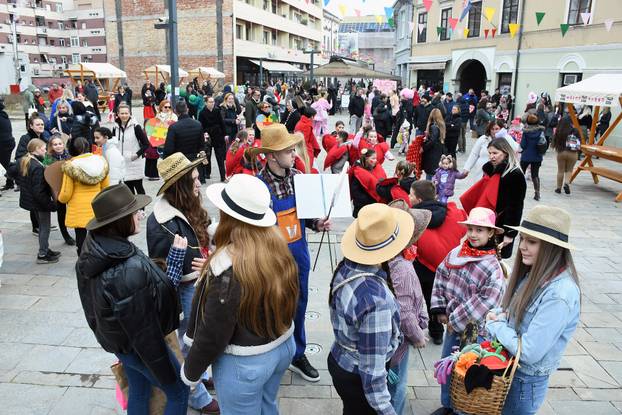 Sisak: Nekoliko stotina mališana iz dječjih vrtića i osnovnih škola sudjelovalo je na tradicionalnom Sisačkom fašniku