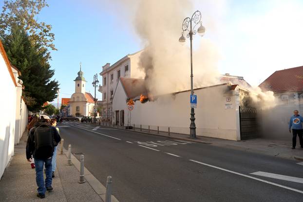 Zagreb: Na dvorišnoj zgradi na Kaptolu izbio je požar, vatrogasci izašli na intervenciju