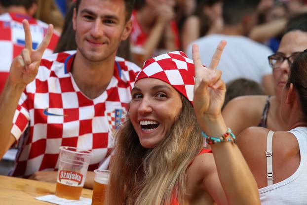 Split: Navijaci u fan zoni prate utakmicu Hrvatska - Argentina