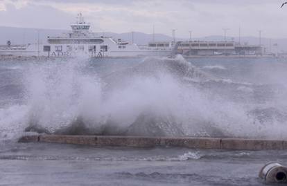 FOTO Nevrijeme hara obalom: Olujno jugo šiba splitsku rivu. Veliki valovi poplavili obalu