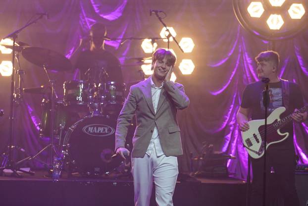 Teenage star Jakov Jozinovic gave his first performance in the MTS Hall.

Tinejdz zvezda Jakov Jozinovic odrzao je prvi nastup u mts Dvorani.