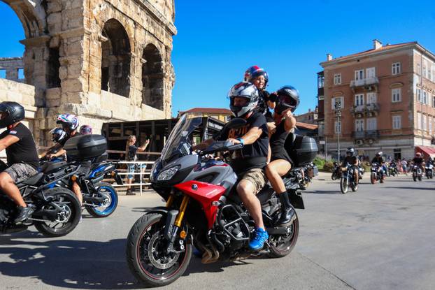 Defile motorista kroz PUlu