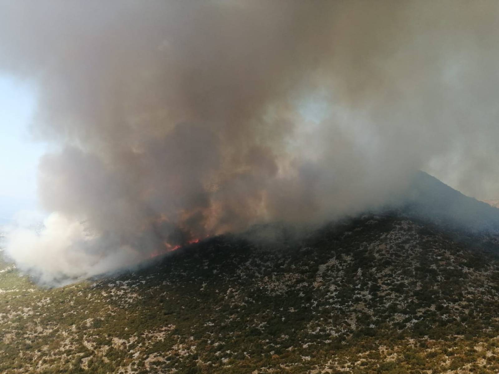 Veliki požar na Biokovu: Uz šest aviona s buktinjom se bore i sve dostupne snage iz Makarske