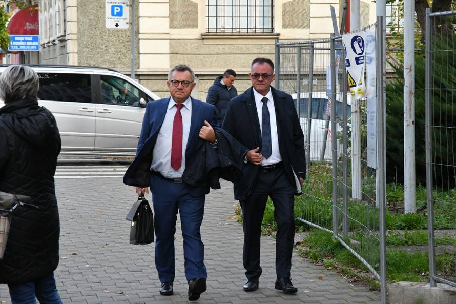 Narod ne smije vidjeti kakve su si SMS-ove slali Mare i Alojz?