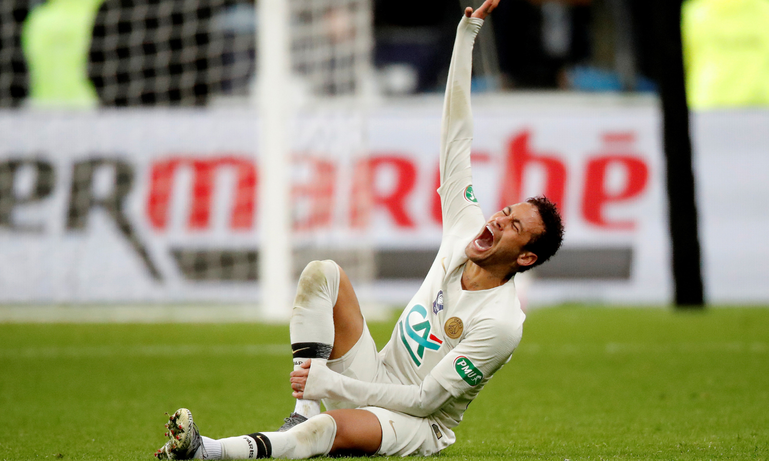 Neymar ne voli gubiti: Udario navijača pa kritizirao suigrače