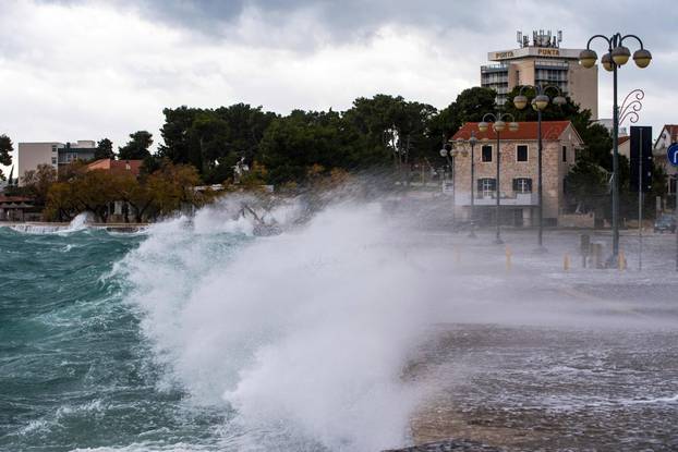 Vodice: Jako jugo uzburkalo more