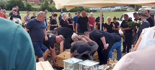 FOTO TUGA U KOTOR VAROŠU Pokopali Draganu (34) koja je poginula u buktinji kod Omiša