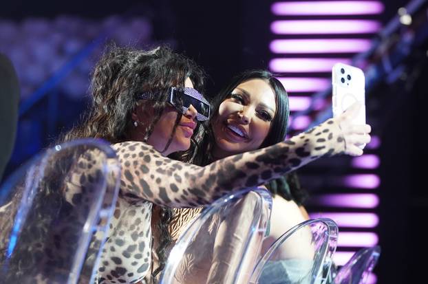 Beograd: Provokativan nastup u "Novogodišnjoj Elitoviziji" Ane Nikolić javnosti poznate i kao Mika Vasić 