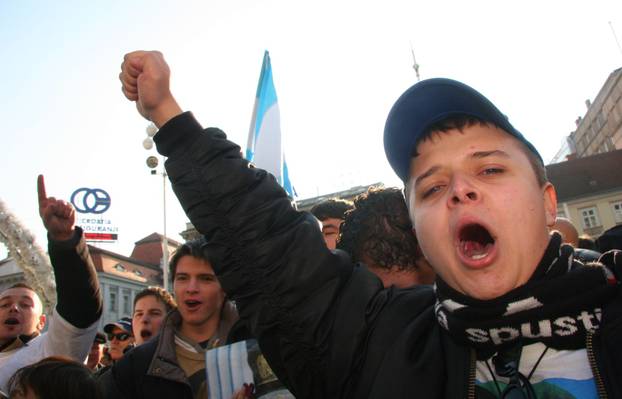 ARHIVA -  Tristotinjak osoba okupilo se na Jelačićevom trgu tijekom skupa podrške Gotovini