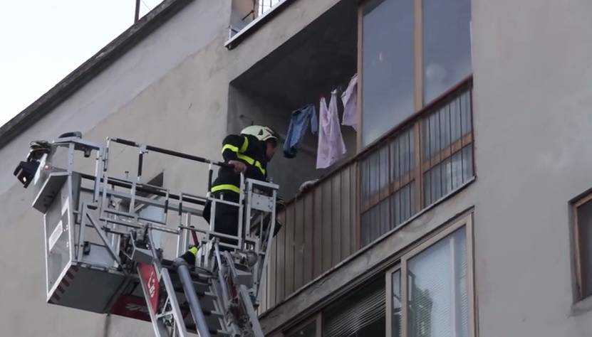 Vatrogasci spašavali dijete, ostalo je zaključano u stanu