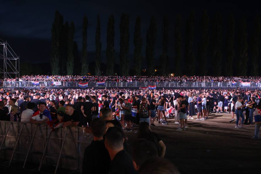 Obožavatelji na velikom koncertu Marka Perkovića Thompsona u Sinju