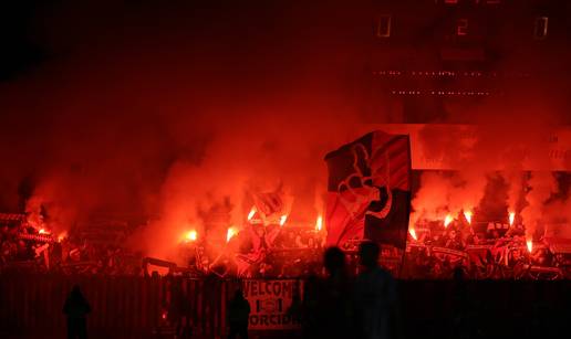 FOTO Pogledajte sukob ultrasa u Vinkovcima. Letjele baklje i stolice, gorjeli transparenti...