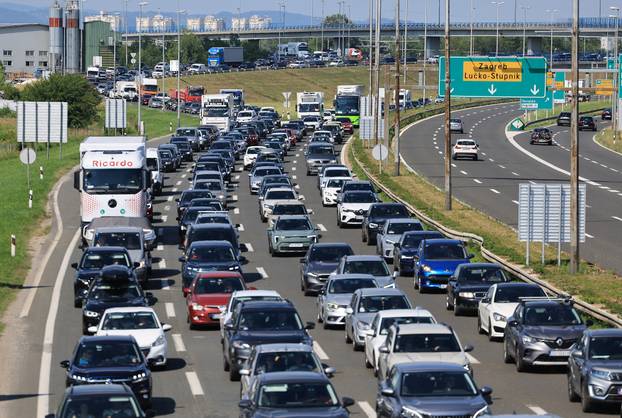 Velike prometne gužve na naplatnoj postaji Lučko prema moru