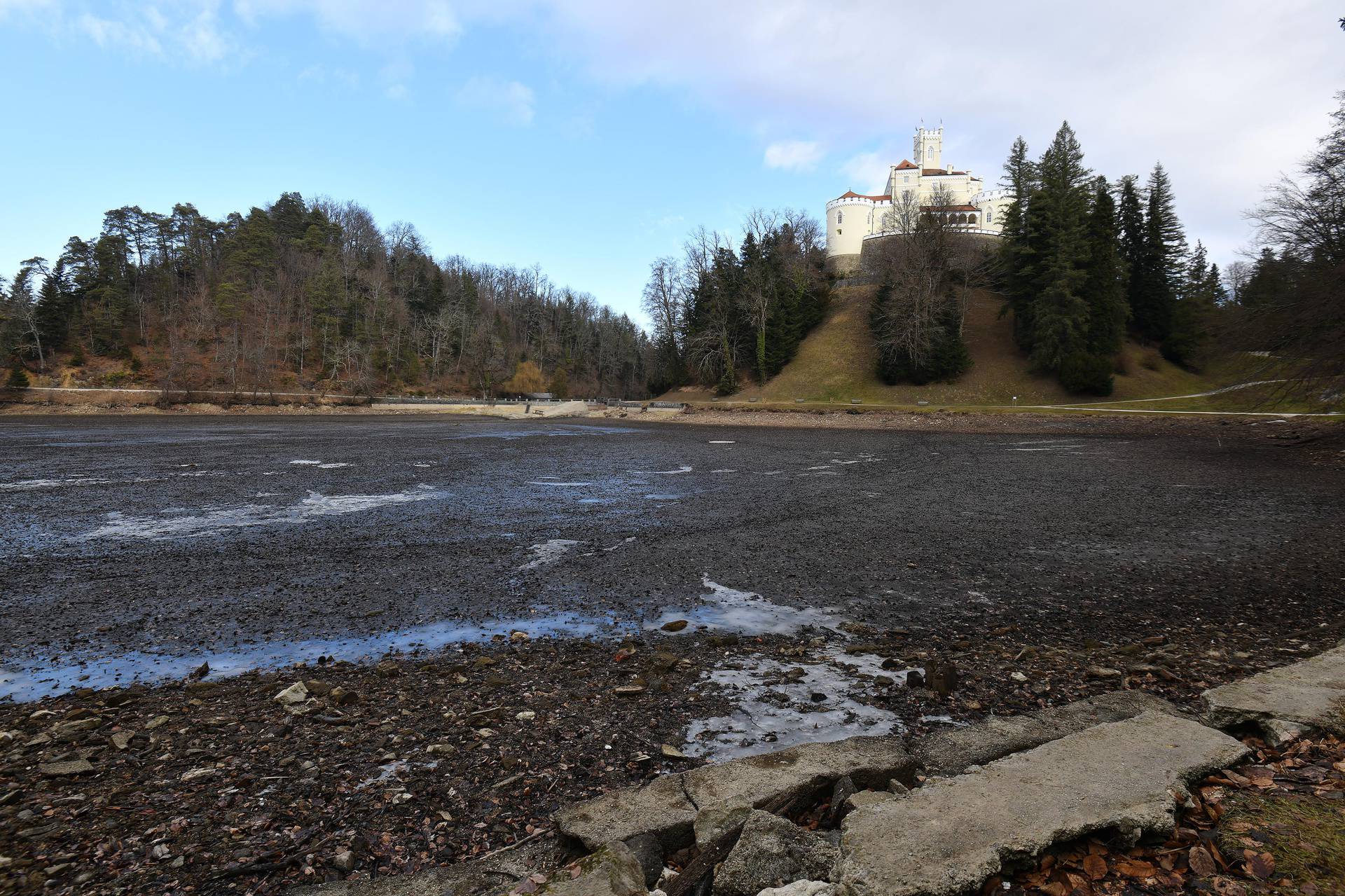 VIDEO Pogledajte kako izgleda Trakošćan danas: Umjesto vode u jezeru je ostao samo crni mulj