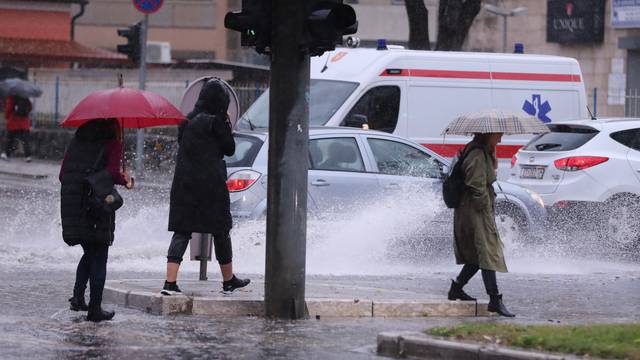 Zbog obilne kiše u Splitu su poplavljene prometnice i nogostupi