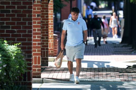 FOTO Evo &scaron;to rade 'vatreni' jutro nakon pobjede: Dali&cacute; u &scaron;opingu, kvartet na kavi...
