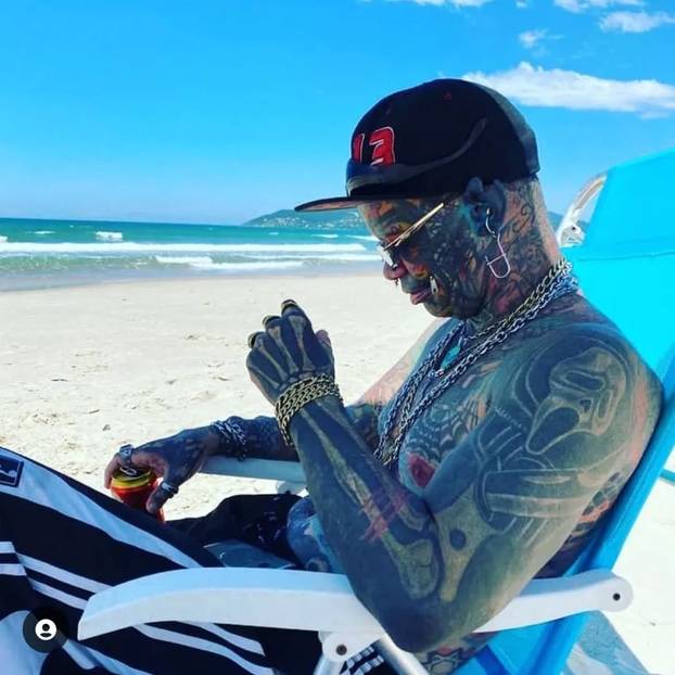 VIDEO: 'Most modified man in the world' holds TOOTHBRUSH and sunglasses in stretched NOSTRILS after chopping off fingers