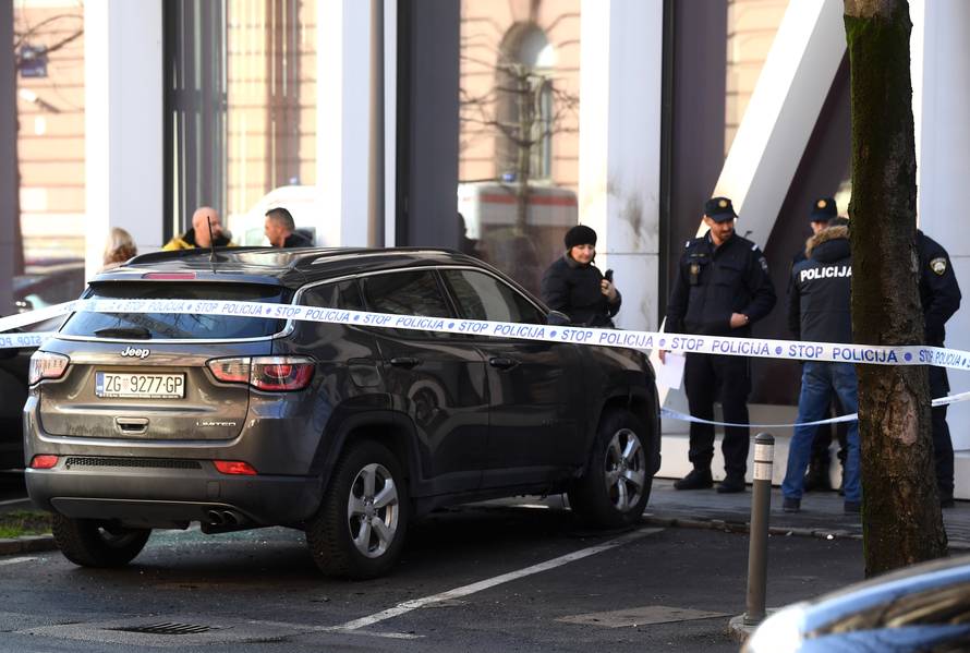 Bacili zapaljivu stvar na auto u Zagrebu, savila mu se hauba