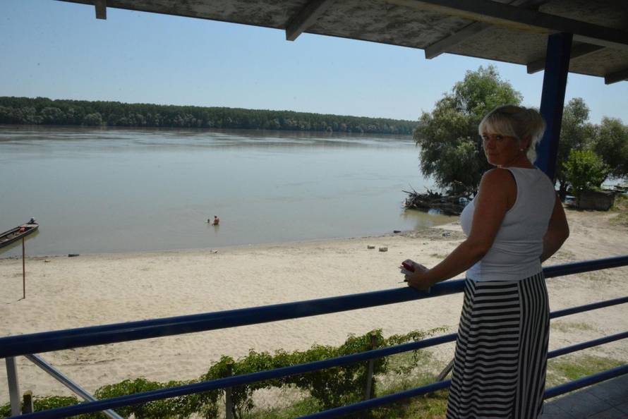 Dalj -  Brod-vikendica usidrena na obali Dunava u Dalju.