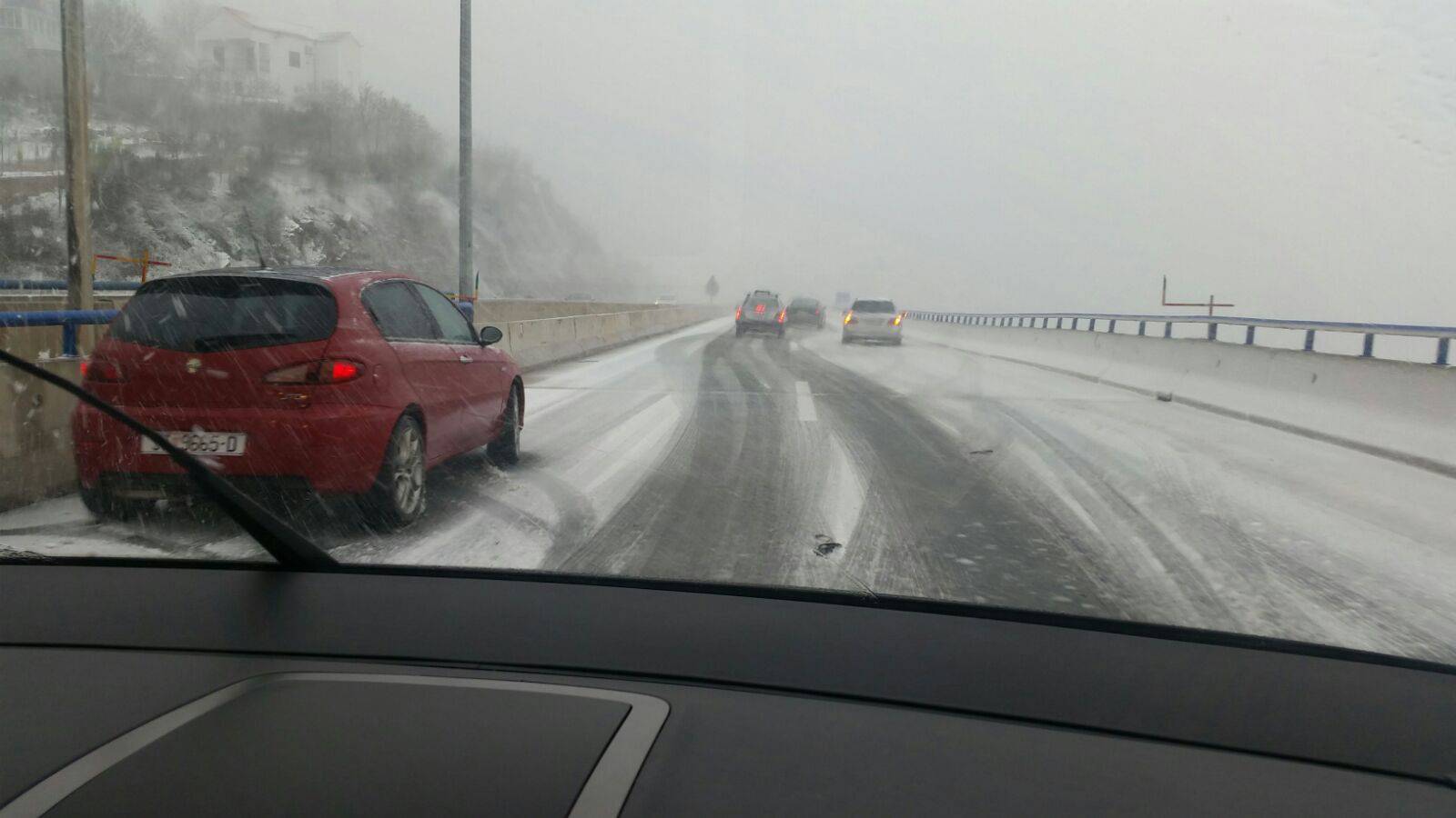 Na A1 sniježi sve do Makarske:  Srušena stabla, zaleđene ceste