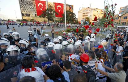 Turska policija suzavcima i vodenim topovima i po djeci