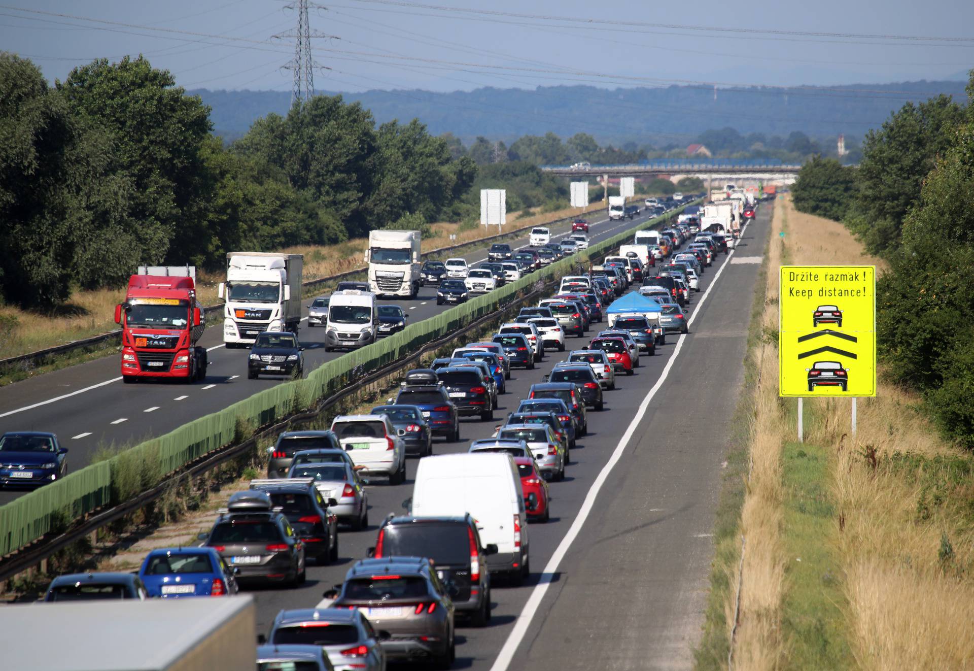 Udarni turistički vikend u punom jeku, gužve su na cestama od jutra 