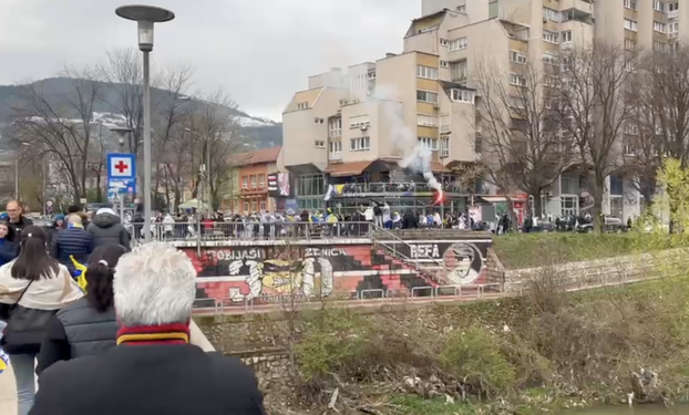 VIDEO 24SATA U ZENICI Dresove, zastave nude ispod cijene, stigla i Dubioza: 'Take me to America'