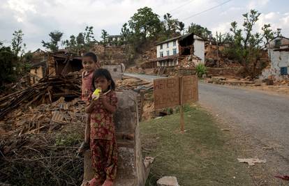 Pomoć Nepalu stala na carini: Više od 7000 mrtvih u potresu