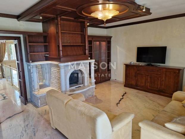 FOTO U Hrvatskoj se prodaje vila: Zlatna tuš kabina. Versace. I malo Valentina. Cijena? Sitnica