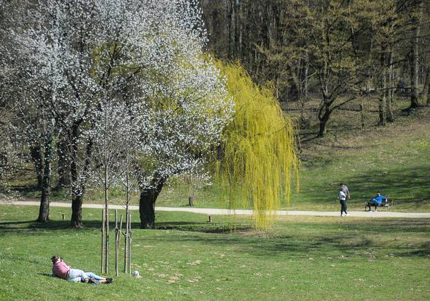 Sunčan dan u Zagrebu, građani unatoč koronavirusu izašli u park Maksimir