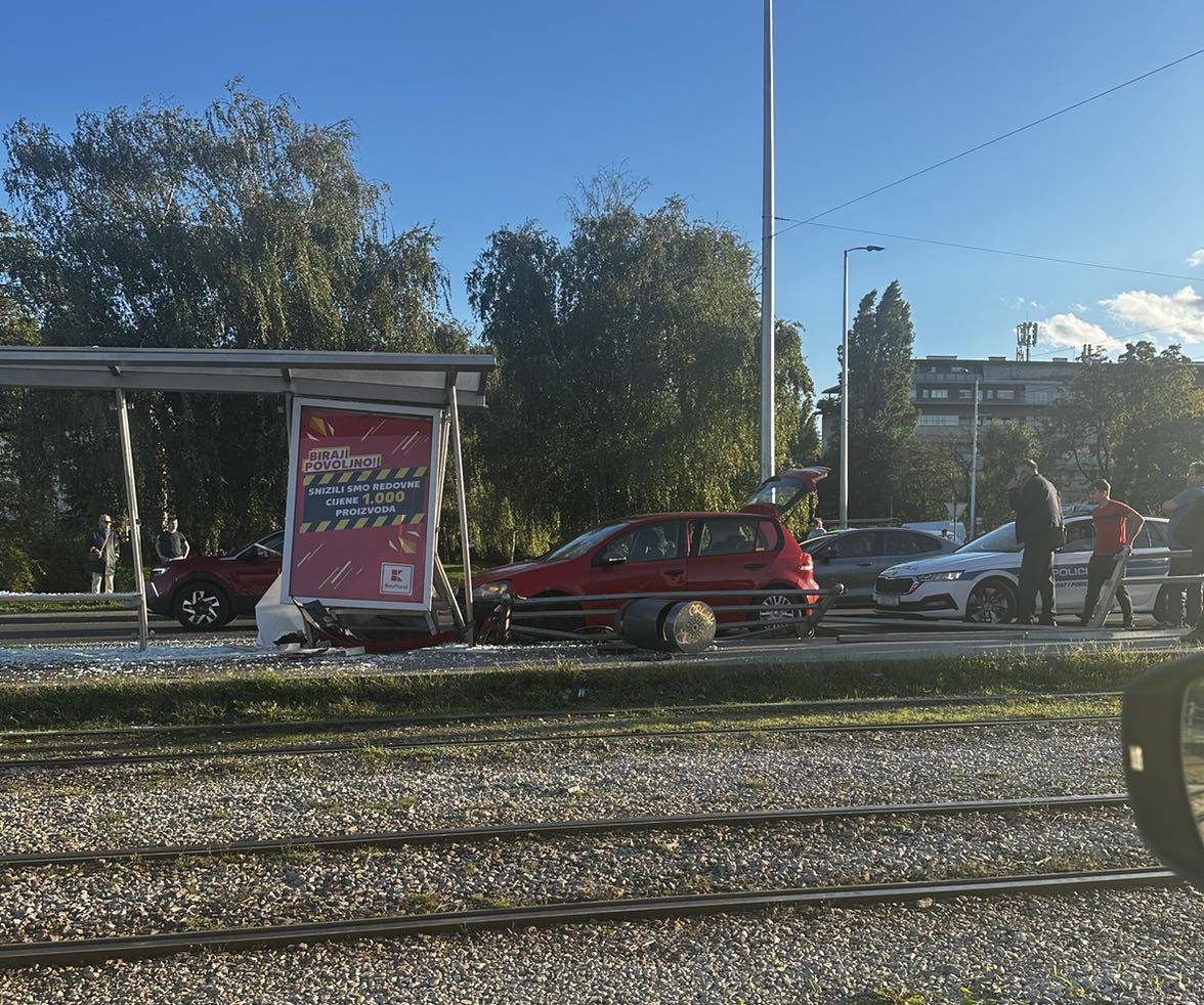 FOTO Krš i lom u Zagrebu: 'Pokosio' tramvajsku stanicu, srećom nitko nije ozlijeđen