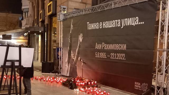 U Skoplju palili svijeće za Akija, na trgu svirali njegove pjesme