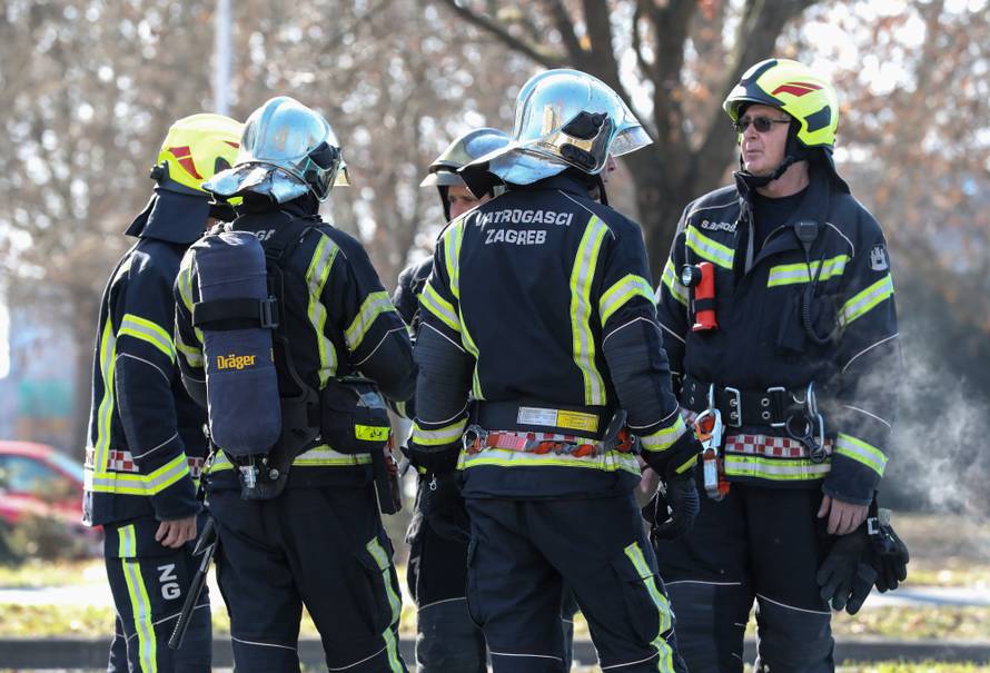 Zagreb: Vatrogasci ugasili poÅ¾ar na autobusu ZET-a na izlasku iz naselja Dugave