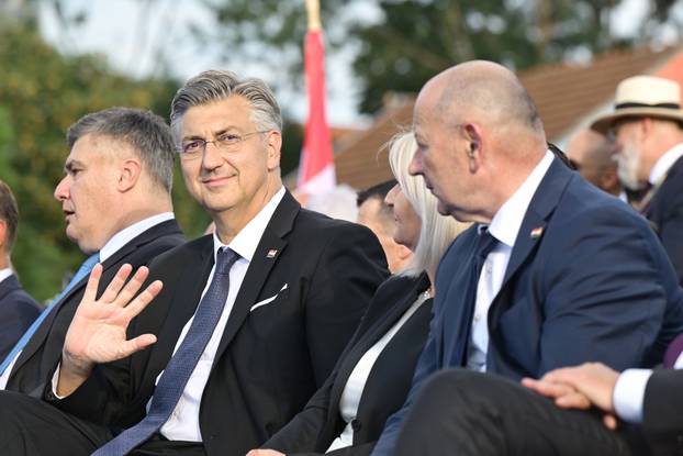 Zagreb: Uzvanici iz lože prate svečani vojni mimohod u povodu 30. obljetnice VRO Oluja