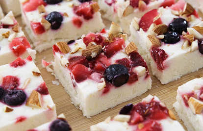 Idealan ljetni desert: Evo kako napraviti smrznute pločice od jogurta s voćem i bademima